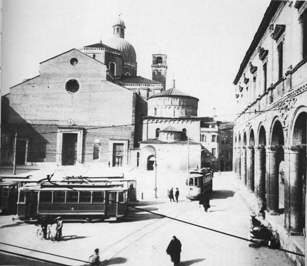Tram in Piazza Duomo